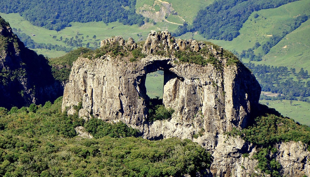 Morro da Igreja e Pedra Furada